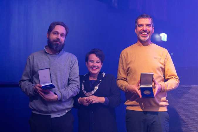 Le Guess Who?-oprichters Johan Gijsen en Bob van Heur ontvangen Utrechtse Maartenspenning van burgemeester Sharon Dijksma